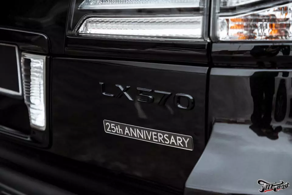 Lexus LX570. Восстановительная полировка кузова, оклейка передней части в полиуретан и нанесение керамики! Полный антихром.